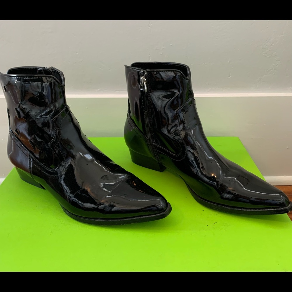 Who What Wear size 8 black patent booties with star detail